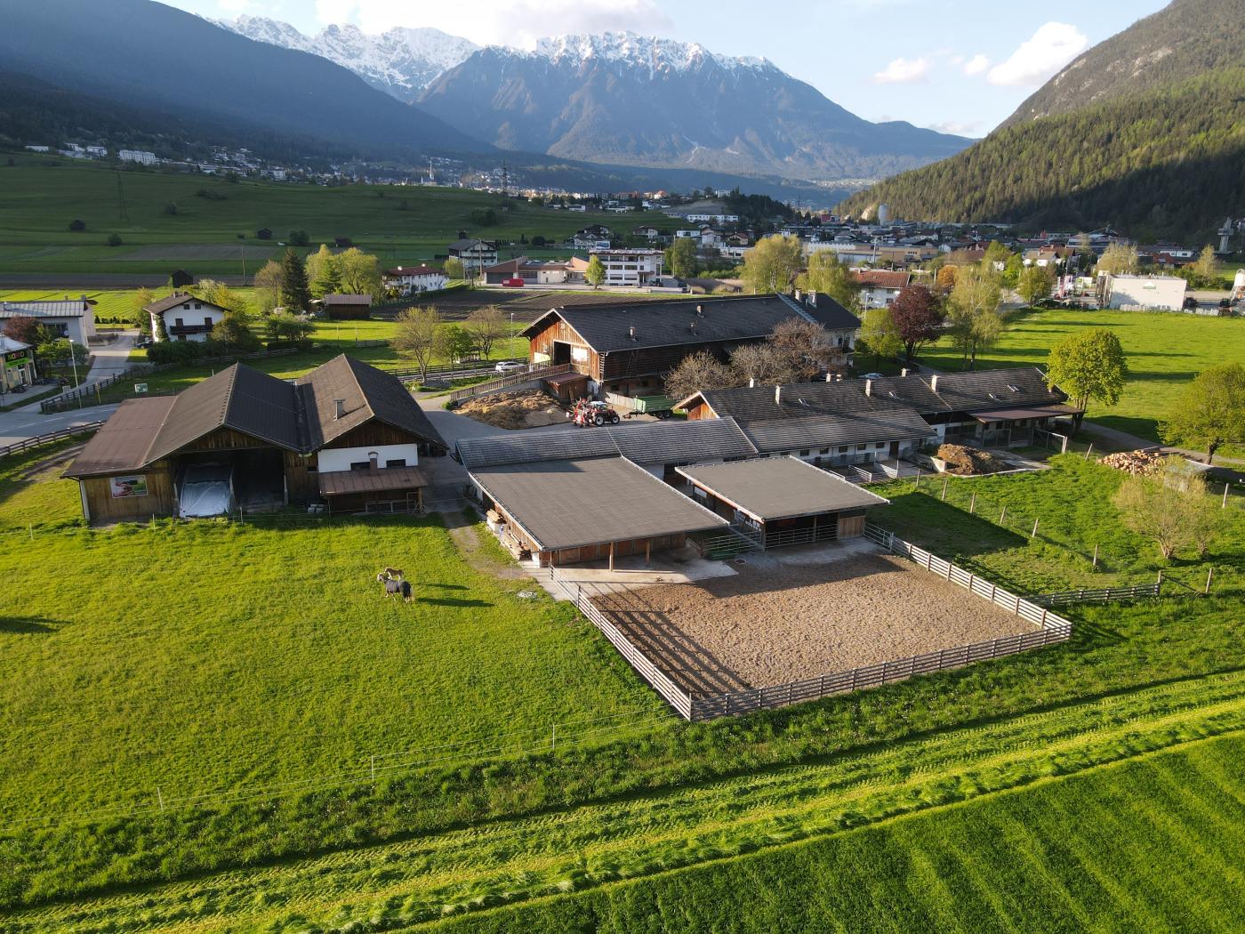 Gutshof der Schule mit Acker