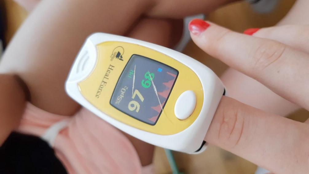 Sauerstoffmessgerät an Finger eines Patienten