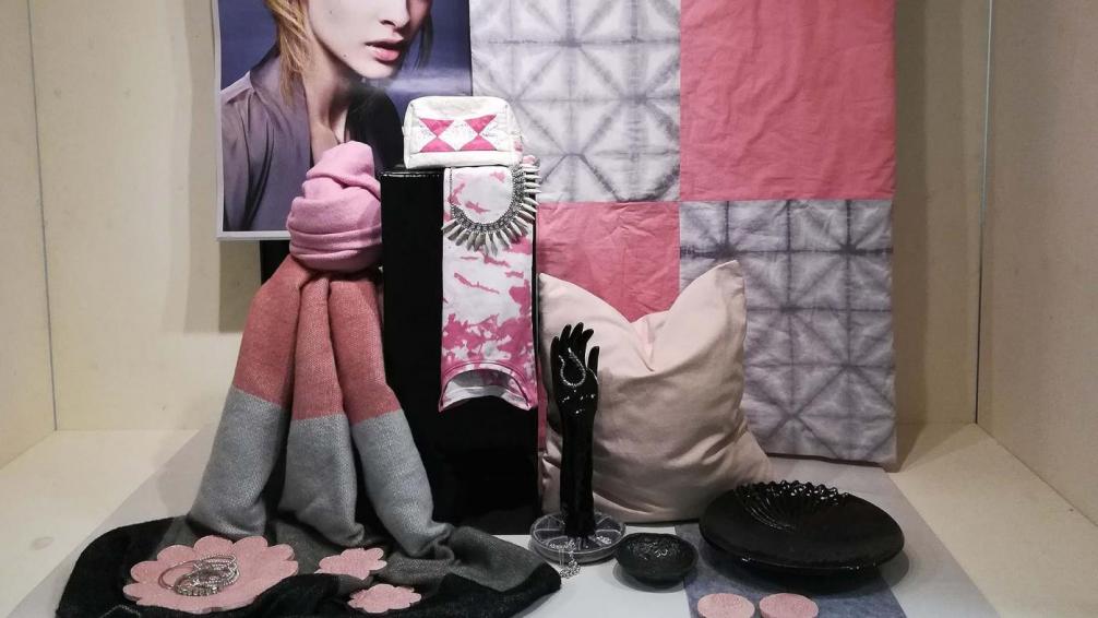 Schals und Polster in einem Dekorations-Schaufenster