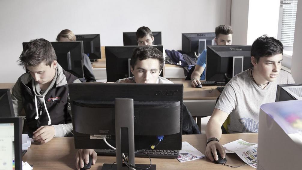 Schüler sitzen vor Computerbildschirmen