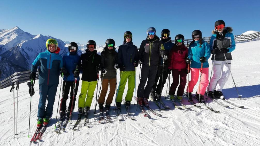 Schilehreranwärter auf der Schipiste