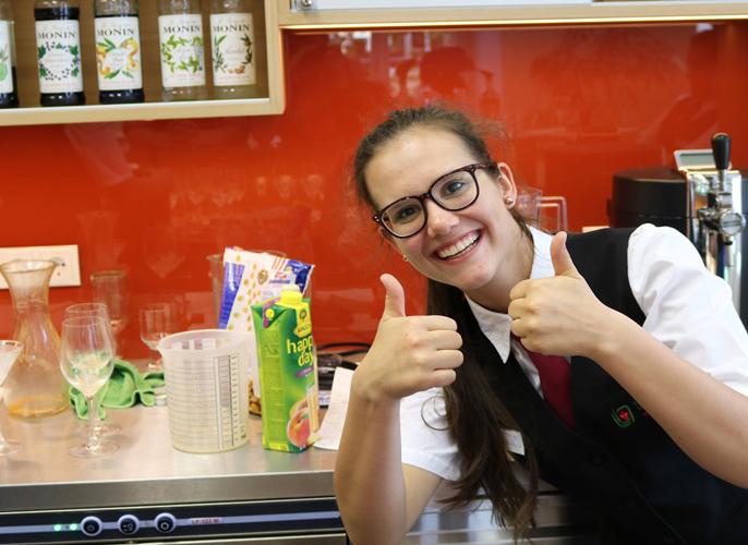 Schülerin in Barkunde lächelt