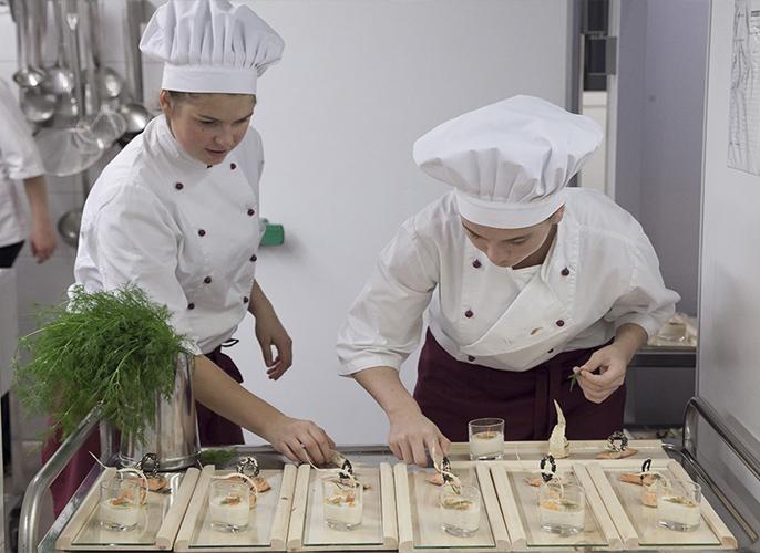 © LLA Imst Anrichten in der Küche