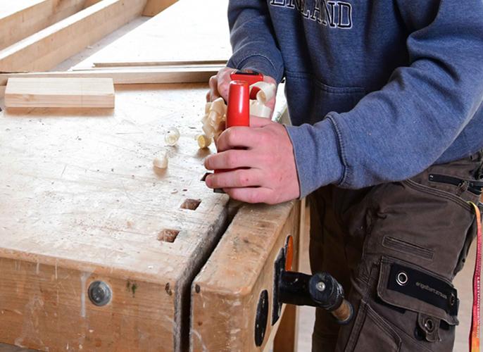 © LLA Imst Schüler in der Tischlerei beim Hobeln